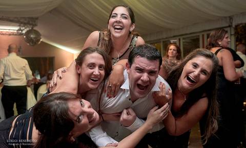 Abrazo al novio en bodas'