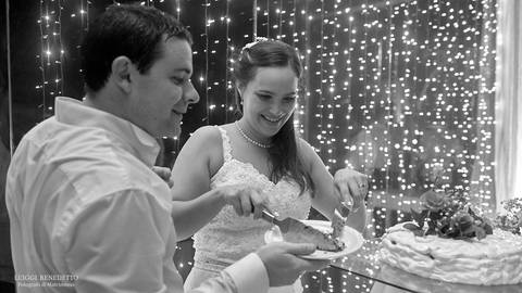 Novios cortando la torta'