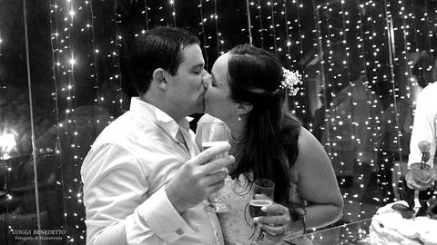 beso de novios en brindis'