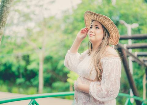 Gestante linda posando para nossas fotos no EcoParque em Chapecó - SC'