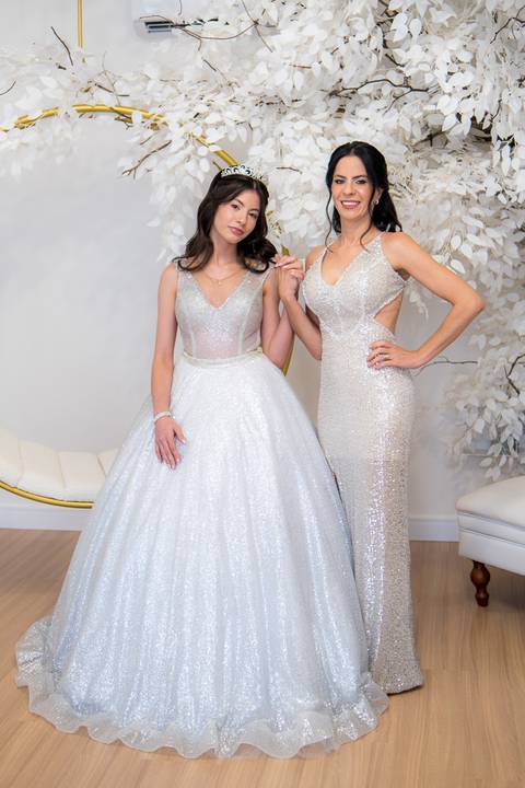 Poses no salão de beleza com a mãe'