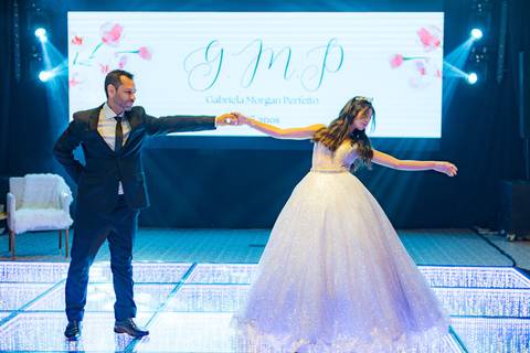 Debutante dançando a valsa'