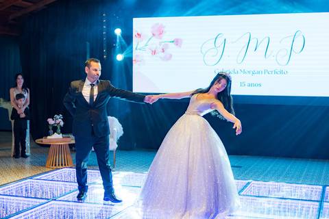 Debutante dançando a valsa'