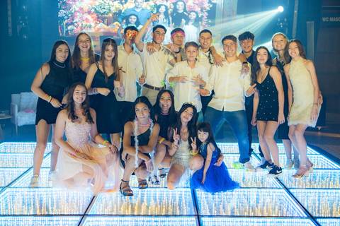 Foto da debutante com as amigas na festa'