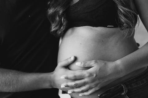 ensaio_gestante_em_estudio_palhoça_estudio_raisa_mello_fotograia'