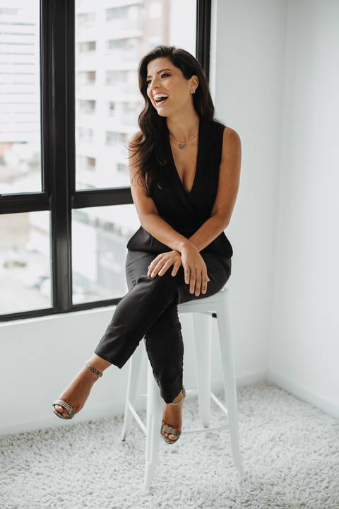 ensaio_corporativo_profissional_feminino_ensaio_em_estudio_raisa_mello_fotografia'