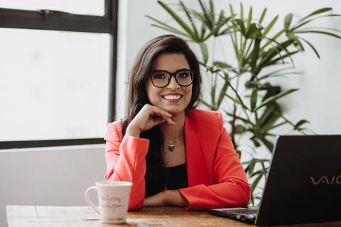 ensaio_corporativo_profissional_feminino_ensaio_em_estudio_raisa_mello_fotografia'