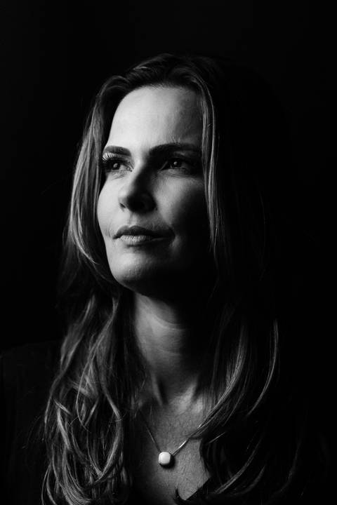 ensaio_moda_feminino_em_estudio_corporativo_retratos_profissionais_retratos_femininos_raisa_mello_fotografia_estudio'