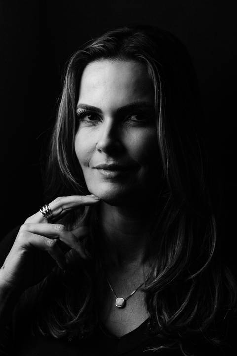 ensaio_moda_feminino_em_estudio_corporativo_retratos_profissionais_retratos_femininos_raisa_mello_fotografia_estudio'