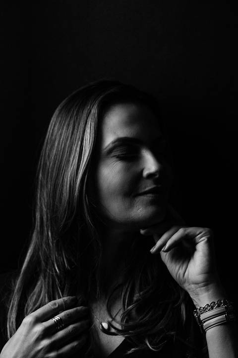 ensaio_moda_feminino_em_estudio_corporativo_retratos_profissionais_retratos_femininos_raisa_mello_fotografia_estudio'