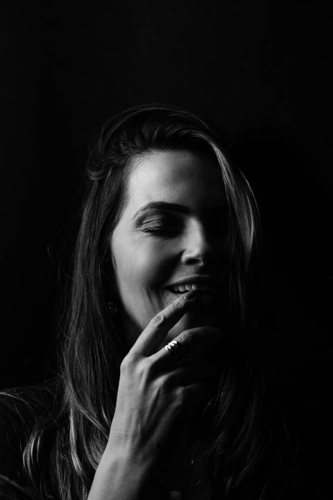 ensaio_moda_feminino_em_estudio_corporativo_retratos_profissionais_retratos_femininos_raisa_mello_fotografia_estudio'