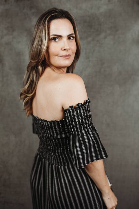 ensaio_moda_feminino_em_estudio_corporativo_retratos_profissionais_retratos_femininos_raisa_mello_fotografia_estudio'