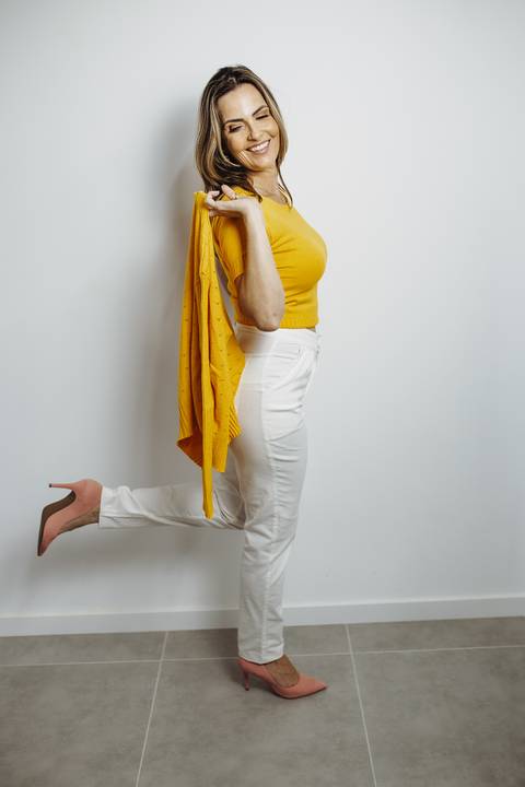 ensaio_moda_feminino_em_estudio_corporativo_retratos_profissionais_retratos_femininos_raisa_mello_fotografia_estudio'