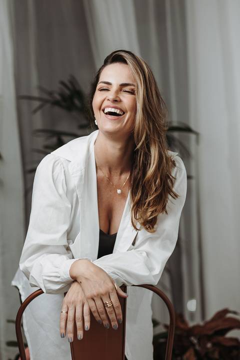 ensaio_moda_feminino_em_estudio_corporativo_retratos_profissionais_retratos_femininos_raisa_mello_fotografia_estudio'