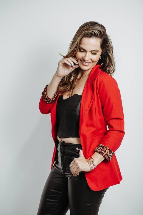 ensaio_moda_feminino_em_estudio_corporativo_retratos_profissionais_retratos_femininos_raisa_mello_fotografia_estudio'