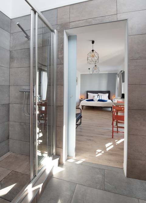 Hotel Porto Covo Costa Vicentina quarto e casa de banho
'