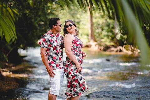 Casal se olhando ao som da Cachoeira.'