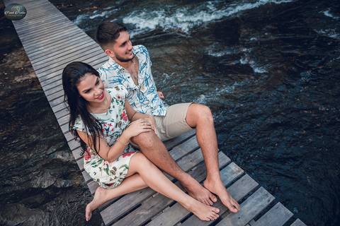 Foto sob a ponte com cachoeira'