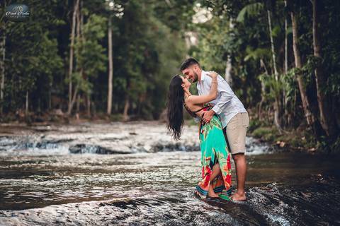 Foto na água com cachoeira ao fundo'