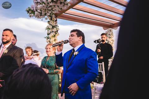 Noivo cantando na entrada da noiva'