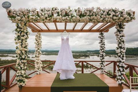 Vestido da Noiva no Dek com vista para o Rio Xingu'