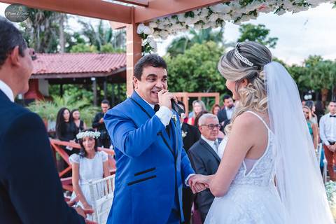 Noivo cantando na entrada da noiva'