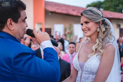 Noivo cantando na entrada da noiva'