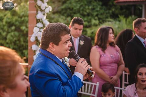 Noivo cantando na entrada da noiva'