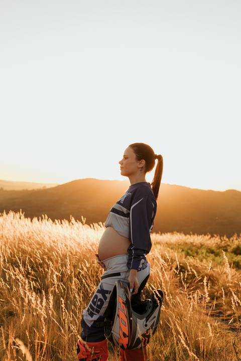 Sessão fotográfica de grávida no exterior'