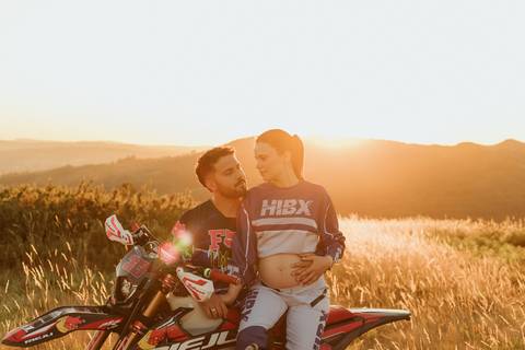 Sessão fotográfica de grávida no exterior'