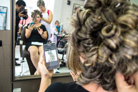 escolha de penteado da noiva horas antes do casamento'