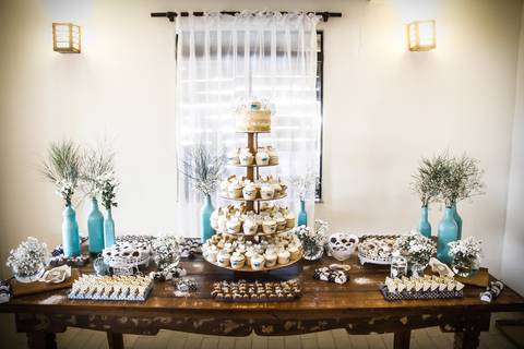 mesa de doces e bolo de casamento na praia'
