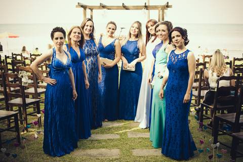 madrinha de casamento com vestido azul casamento na praia'