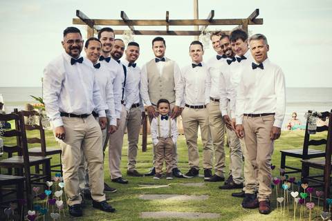 roupas de padrinho de casamento e noivo na praia'