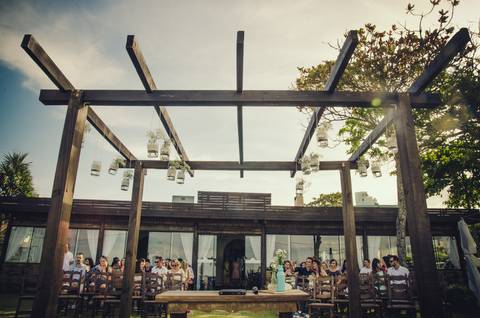 pergolado decorado com flores e vidros, casamento na praia'