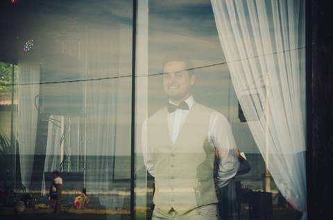 noivo a espera da noiva no casamento na praia'