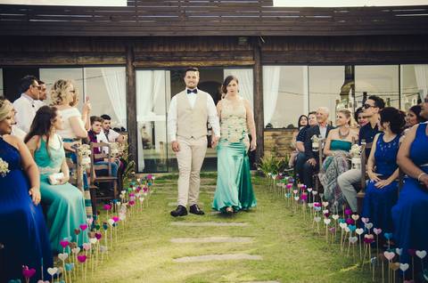 entrada do noivo no casamento de dia na praia'