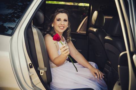 noiva sem buquê utiliza rosa vermelha para entrar no casamento'