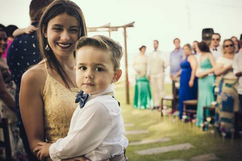 pajem de casamento vestido com roupas similares aos padrinhos'