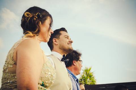 noivo conversando com deus antes da entrada de sua noiva'