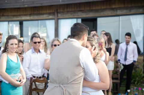 beijo carinhoso na testa da noiva'