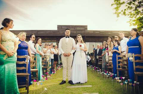 noivos a caminho do altar'