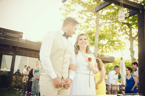sorriso dos noivos no altar de seu casamento'