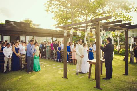 casamento de dia na praia em bombinhas'