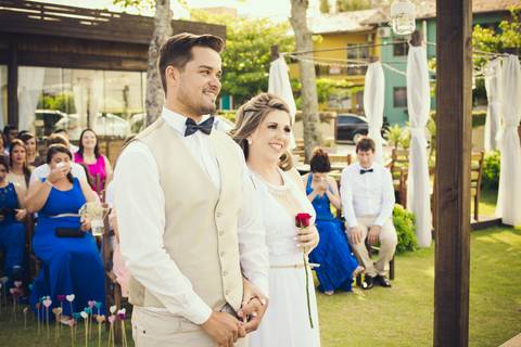 noivos casamento de dia na praia em bombinhas'