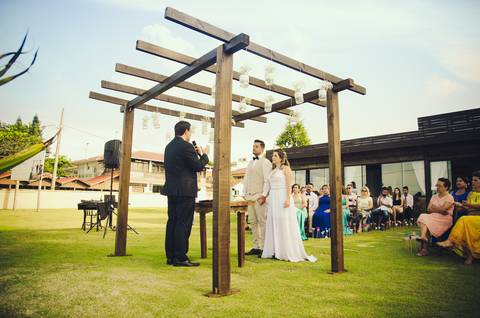 casamento de dia na praia em bombinhas ao por do sol'