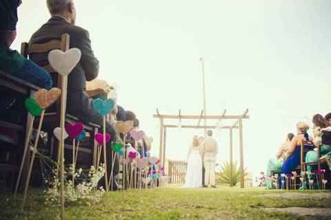 corredor de corações casamento de dia na praia em bombinhas ao por do sol'
