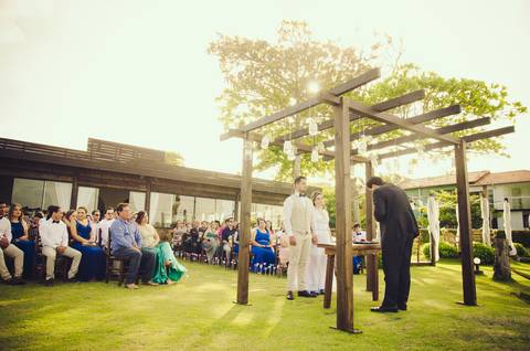 casamento de dia na praia em bombinhas ao por do sol'