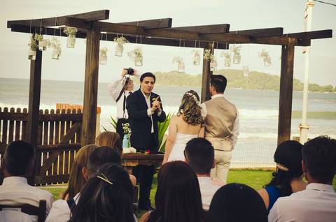 casamento de dia na praia em bombinhas ao por do sol'