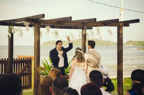 casamento de dia na praia em bombinhas ao por do sol'